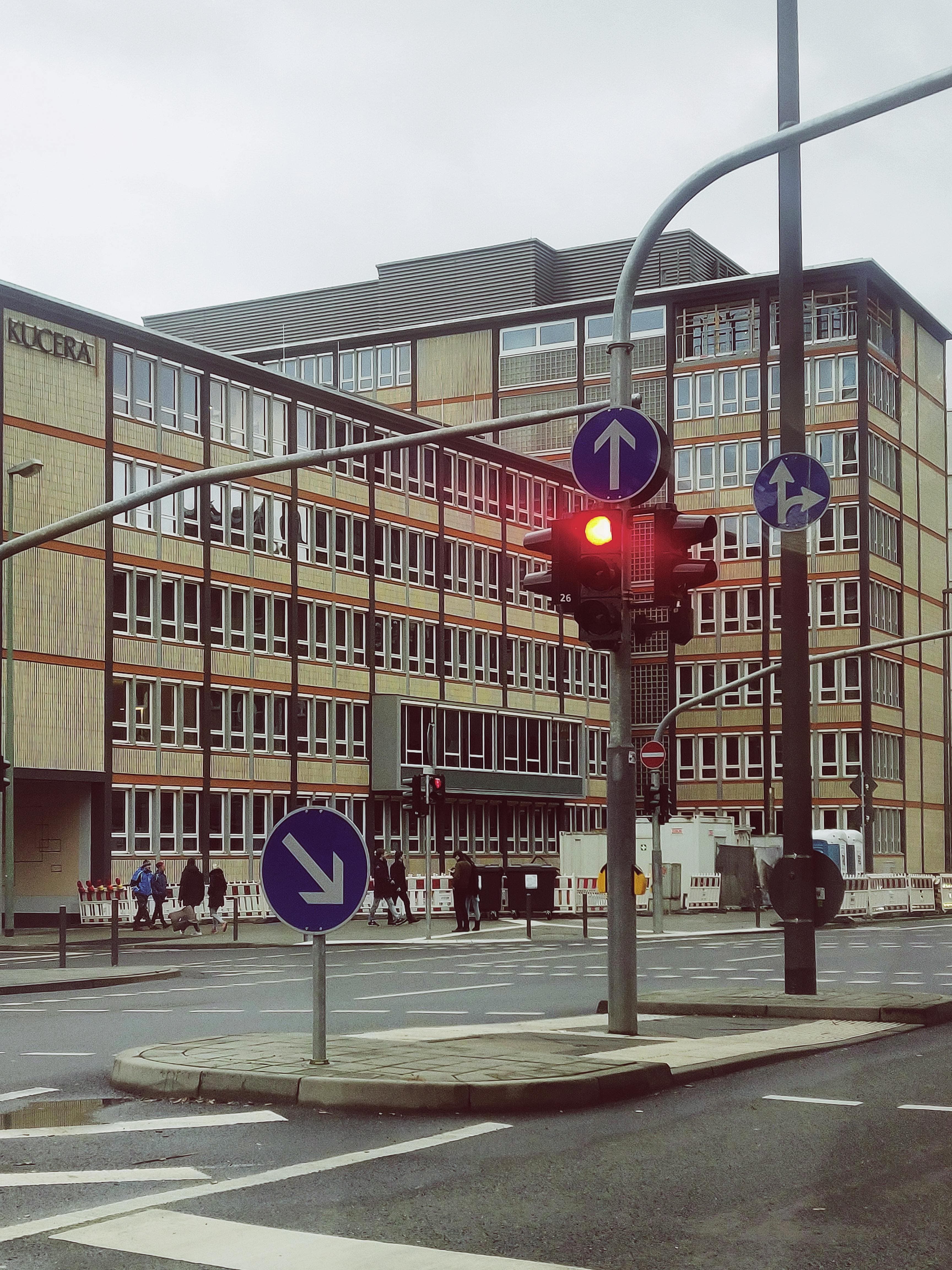 Gebäude in Flensburg mit roter Ampel — Sitz des Kraftfahrt-Bundesamtes